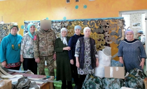Боец СВО посетил пункт плетения сетей в Татарстане и поблагодарил волонтеров за труд