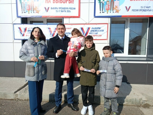 «Участие в выборах — это ответственность»: глава Буинского района проголосовал с семьей