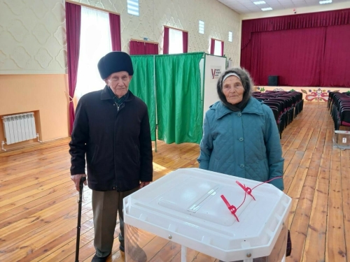 «Я никогда не пропускал выборы»: 96-летний ветеран проголосовал с супругой в Бизяках