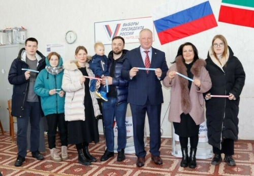Три поколения: глава Чистопольского района пришел на выборы Президента РФ вместе с семьей
