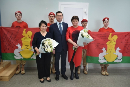 Пестречинской школе имени Додосова передали флаги, подписанные бойцами СВО