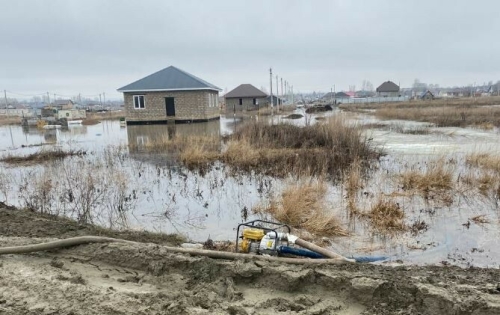 Под Альметьевском откачивают воду в подтопленном микрорайоне для многодетных