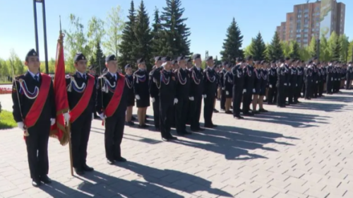 В Нижнекамске выпускники простились со знаменем у Монумента победы