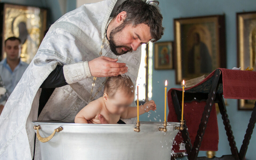 «Крестить малыша или вырастет и решит сам?»: священнослужитель о таинстве крещения