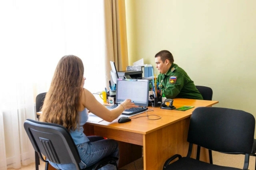В военкомате Альметьевска желающие могут оформить контракт за три часа