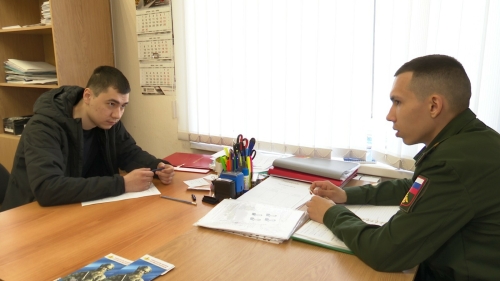 В военкомате Нижнекамска подписали контракты 6 граждан Казахстана и Узбекистана