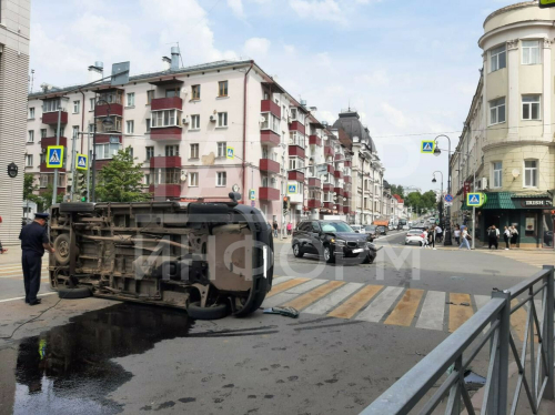 В Казани катафалк опрокинулся после столкновения с BMW