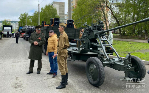 «Мы дарим им праздничное настроение»: под окнами казанских ветеранов отгремели парады