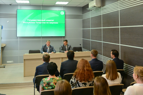 Марата Зиатдинова представили коллективу Госкомитета РТ по закупкам