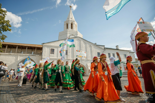 Коллективы из 80 регионов России вышли на шествие в Казанском Кремле