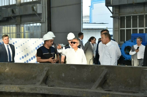 Минниханов посетил производственные предприятия Навои