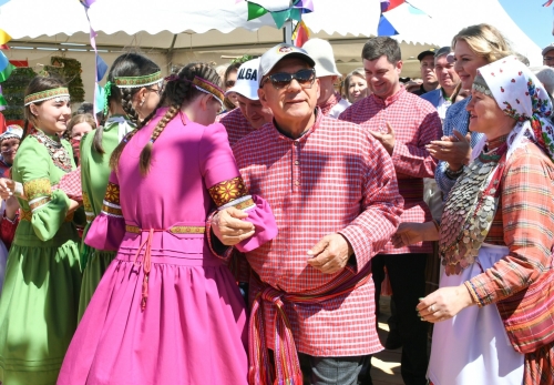 Минниханов в удмуртском костюме и свадьба двух регионов: чем удивил «Гырон быдтон»