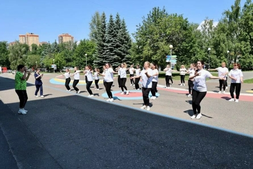 Медики ДРКБ устроили танцевальный флешмоб в поддержку здорового образа жизни
