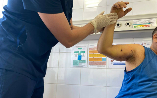 Хирурги РКБ спасли руку жителя Татарстана, которую почти отрезало профнастилом