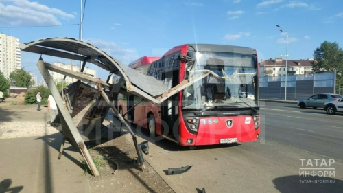 В Комитете по транспорту рассказали о причине наезда автобуса на остановку в Казани