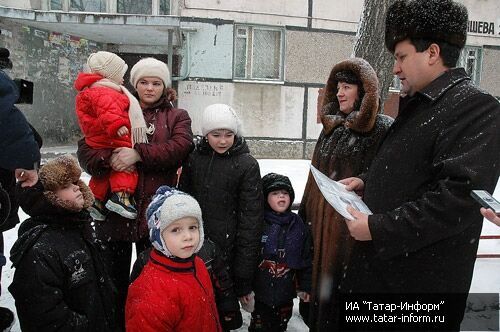 Казанской многодетной семье подарили микроавтобус 