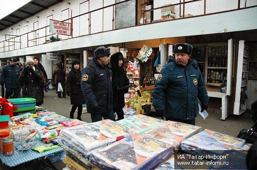 Рейд МЧС РТ по точкам Московского рынка, торгующим пиротехникой