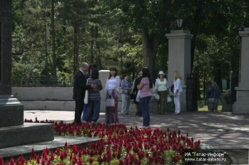 Возложение цветов к памятнику Державина