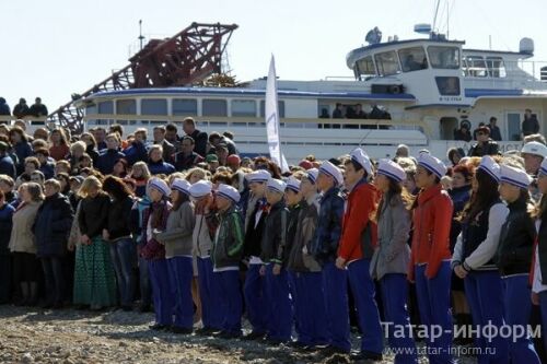 Спуск на воду пассажирского теплохода