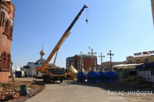 Установка куполов на строящийся храм Александра Невского