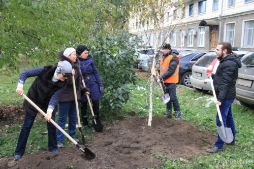 Представители СМИ посадили деревья в сквере Журналистов в Казани