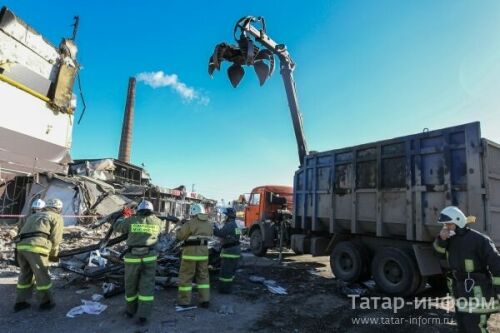 Разбор завалов на месте пожара в ТЦ "Адмирал"