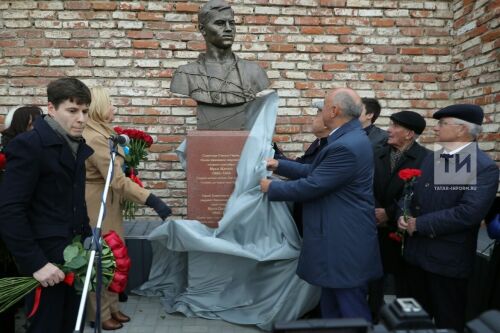 Всероссийский госуниверситет юстиции передал в дар КФУ бюст поэта-героя Мусы Джалиля