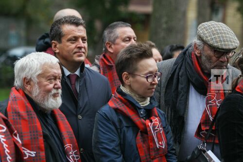 Открытие скульптурной композиии посвященной В. Аксенову в Казани