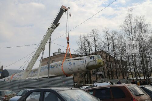 Самолет Ту-144 готовят к перевозке к зданию КНИТУ-КАИ на Четаева