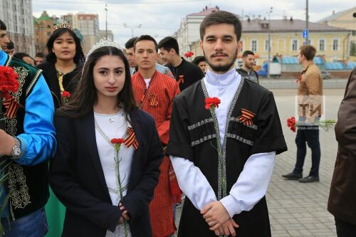 В Казани возложили цветы к Вечному огню