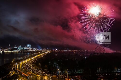 Праздничный салют в честь 9 мая в Казани