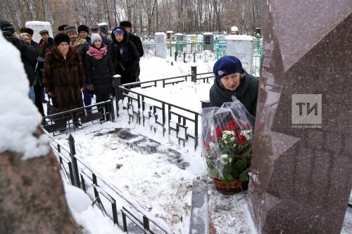 Возложение цветов к памятнику Аяза Гилязова 