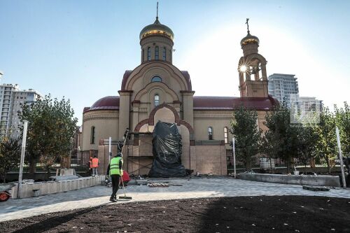 Установка памятника святым Петру и Февронии Муромским