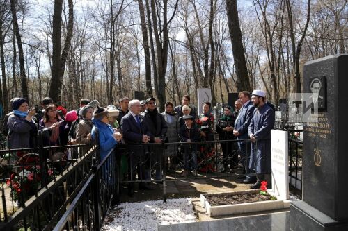 Посещение могилы Рашита Вагапова 