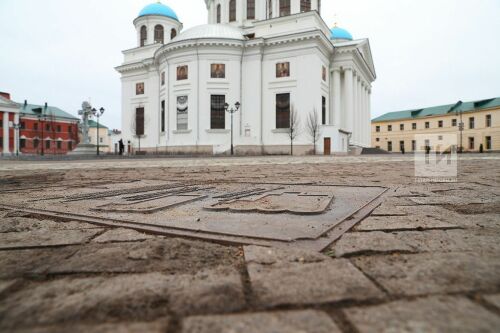 Памятные плиты у собора Казанской иконы Божией Матери