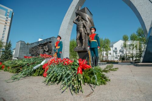 В память о героях: Рустам Минниханов открыл обновленную Аллею Славы в казанском поселке Юдино