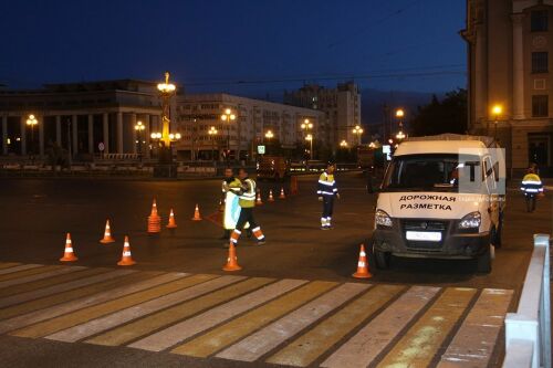 Нанесение вафельной дорожной разметки