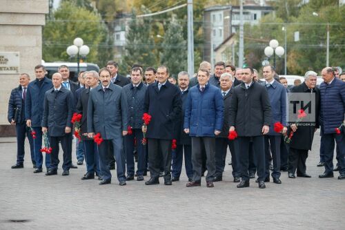 Возложение венков и цветов к Вечному огню, в рамках совещания руководителей разведок СНГ