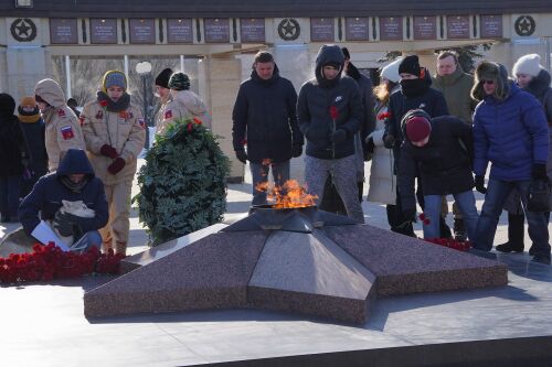 В Казани молодые активисты возложили цветы к Вечному огню в парке Победы