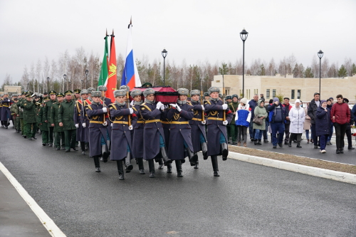 Героя России Дамира Гилемханова похоронили в комплексе «Курган» в Казани