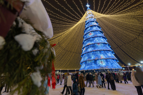 Главная городская ёлка открылась сегодня в Казани