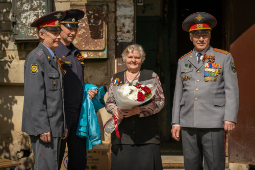 Росгвардия провела акцию «Парад у дома ветерана»