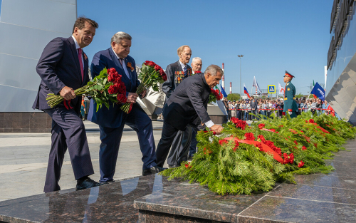 Рустам Минниханов принял участие в церемонии открытия стелы «Казань – город трудовой доблести»