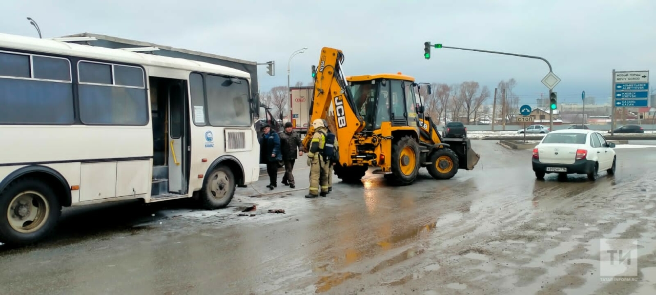 В Челнах у вахтового автобуса в пути вспыхнул двигатель