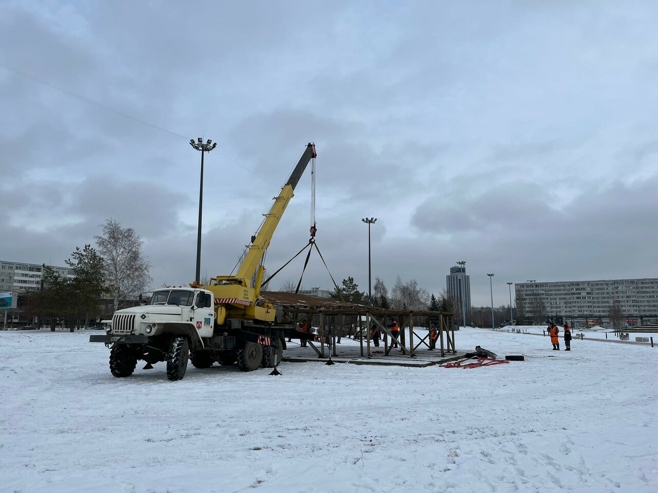 В Набережных Челнах начали устанавливать новогодние елки