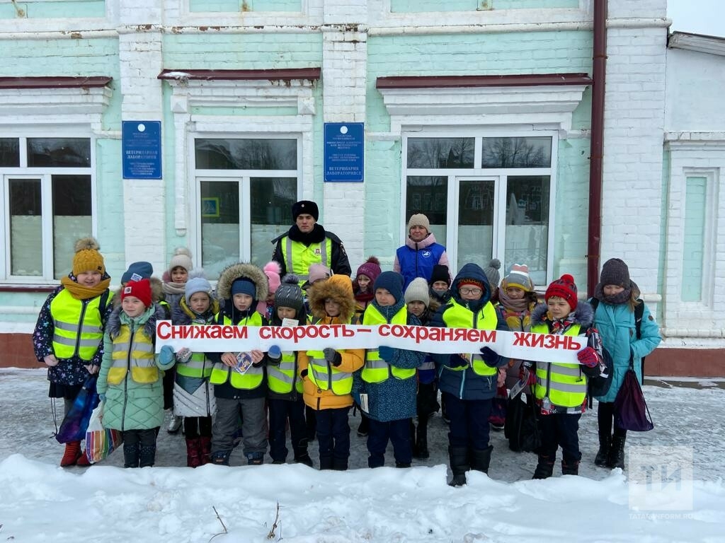 В Чистополе ЮИДовцы яркими плакатами призывали водителей не нарушать ПДД