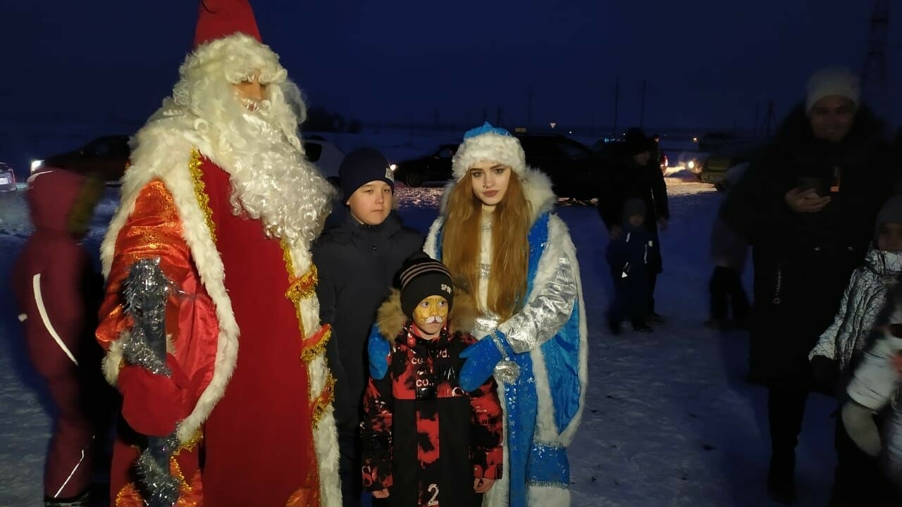 В Чистополе автолюбители устроили флешмоб, составив из машин фигуру снеговика