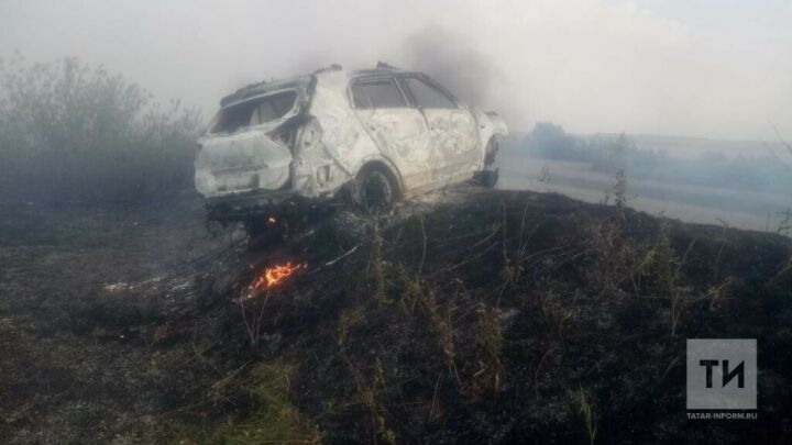 В Тукаевском районе в поле вспыхнул на ходу и сгорел дотла кроссовер