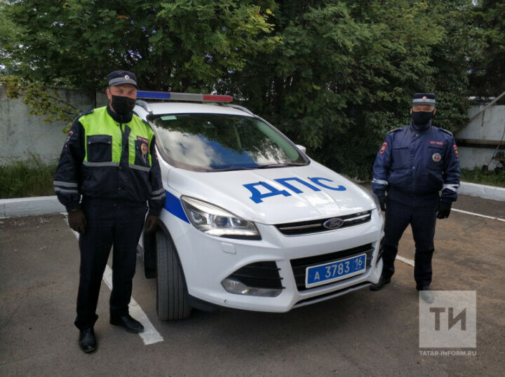 Автоинспекторы помогли пожилой челнинке, которой стало плохо и она легла у обочины дороги