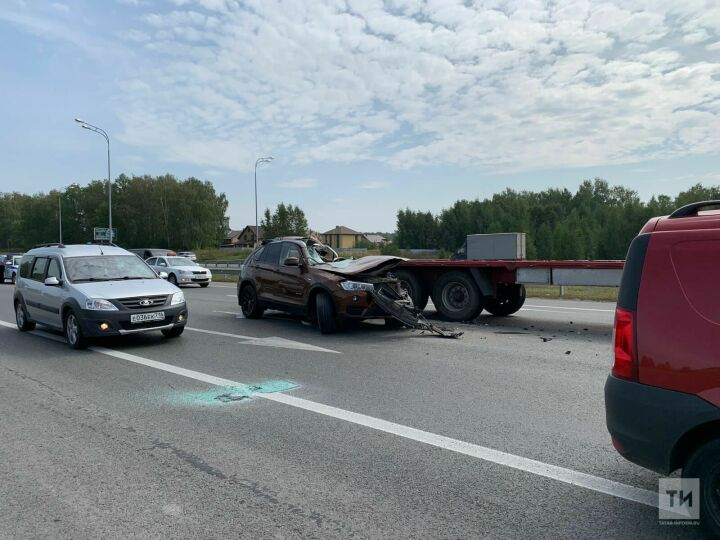 Очевидцы сняли на видео последствия столкновения BMW с грузовиком под Казанью